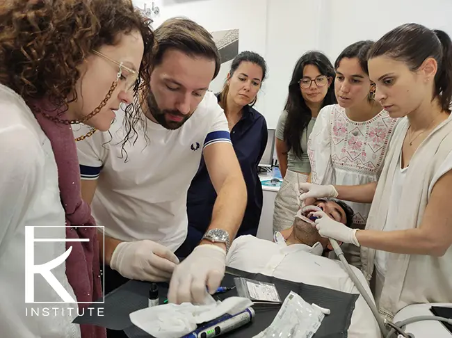 Estudiantes realizando prácticas de máster de especialización en ortodoncia en España